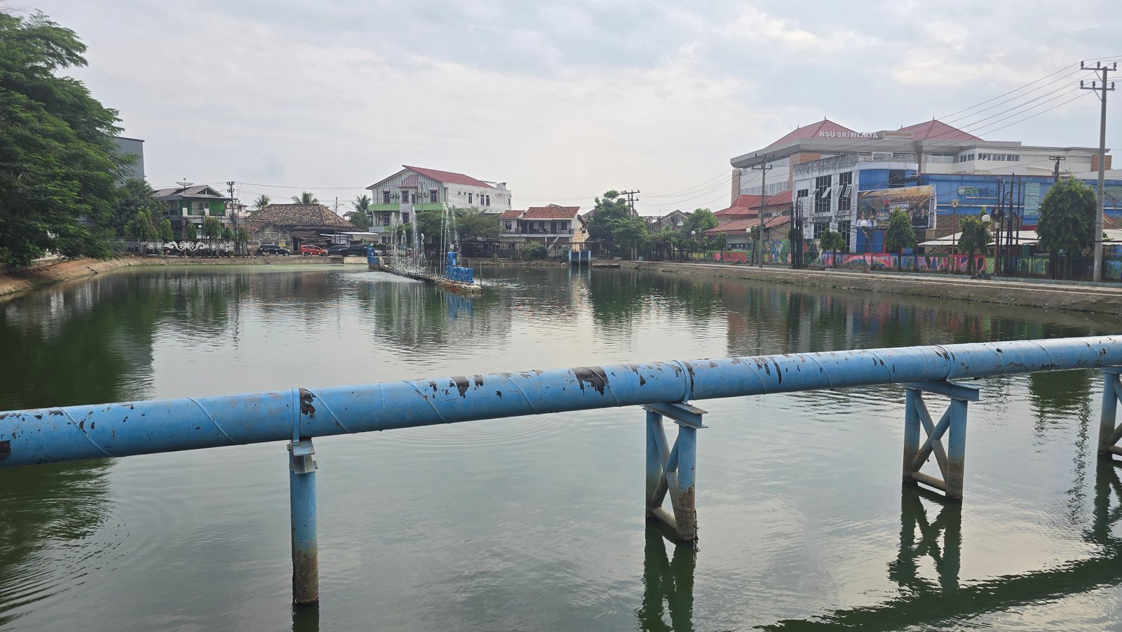 Foto Sungai Sungai Bendung di Ario Kemuning, Kemuning, Kota Palembang, Sumatera Selatan
