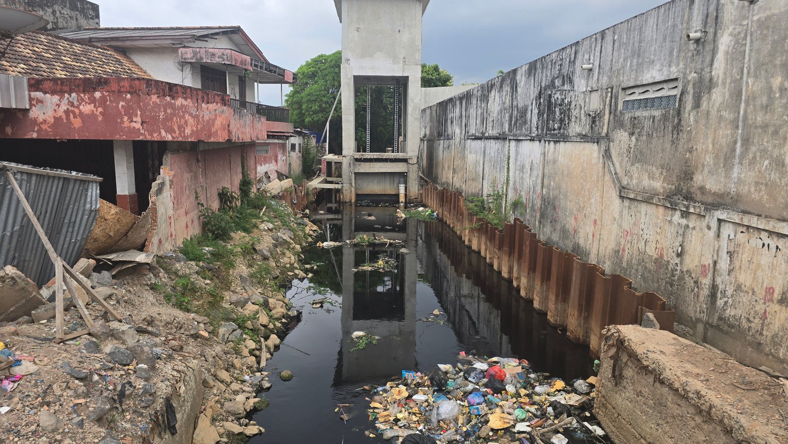 Foto Sungai Sungai Bendung di 20 Ilir D. II, Kemuning, Kota Palembang, Sumatera Selatan